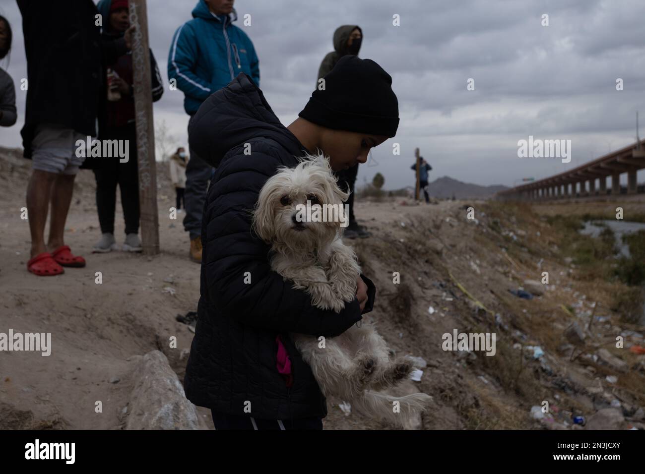 Migliaia di migranti provenienti dall'America Latina aspettano al confine meridionale degli Stati Uniti la fine del titolo 42, il governatore del Texas ha ordinato il Texas Na Foto Stock
