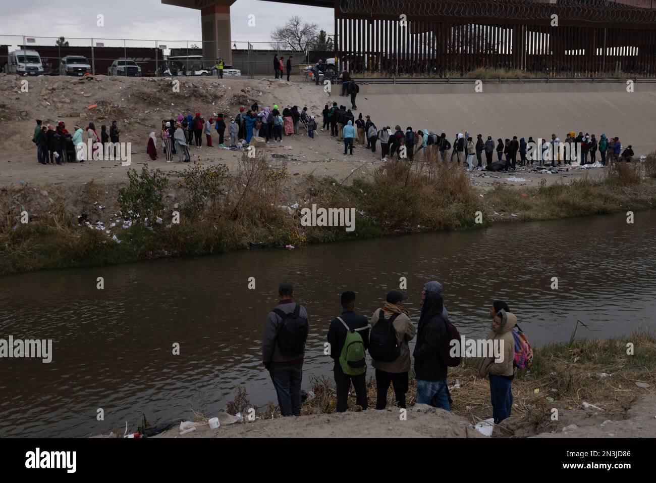 Migliaia di migranti provenienti dall'America Latina aspettano al confine meridionale degli Stati Uniti la fine del titolo 42, il governatore del Texas ha ordinato il Texas Na Foto Stock