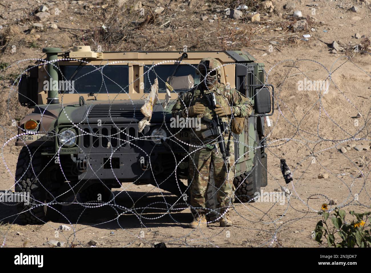 Migliaia di migranti provenienti dall'America Latina aspettano al confine meridionale degli Stati Uniti la fine del titolo 42, il governatore del Texas ha ordinato il Texas Na Foto Stock