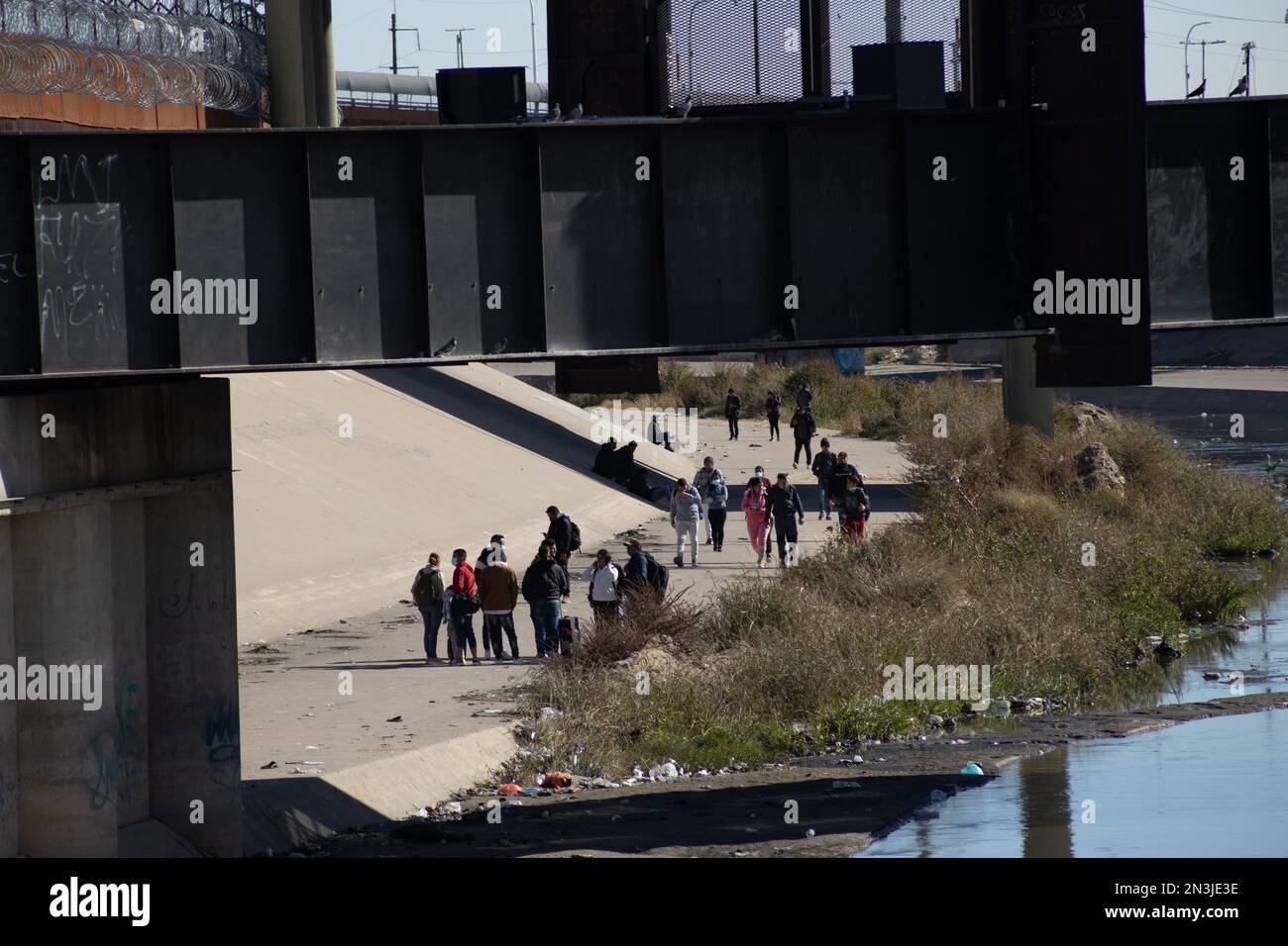 Migliaia di migranti provenienti dall'America Latina aspettano al confine meridionale degli Stati Uniti la fine del titolo 42, il governatore del Texas ha ordinato il Texas Na Foto Stock