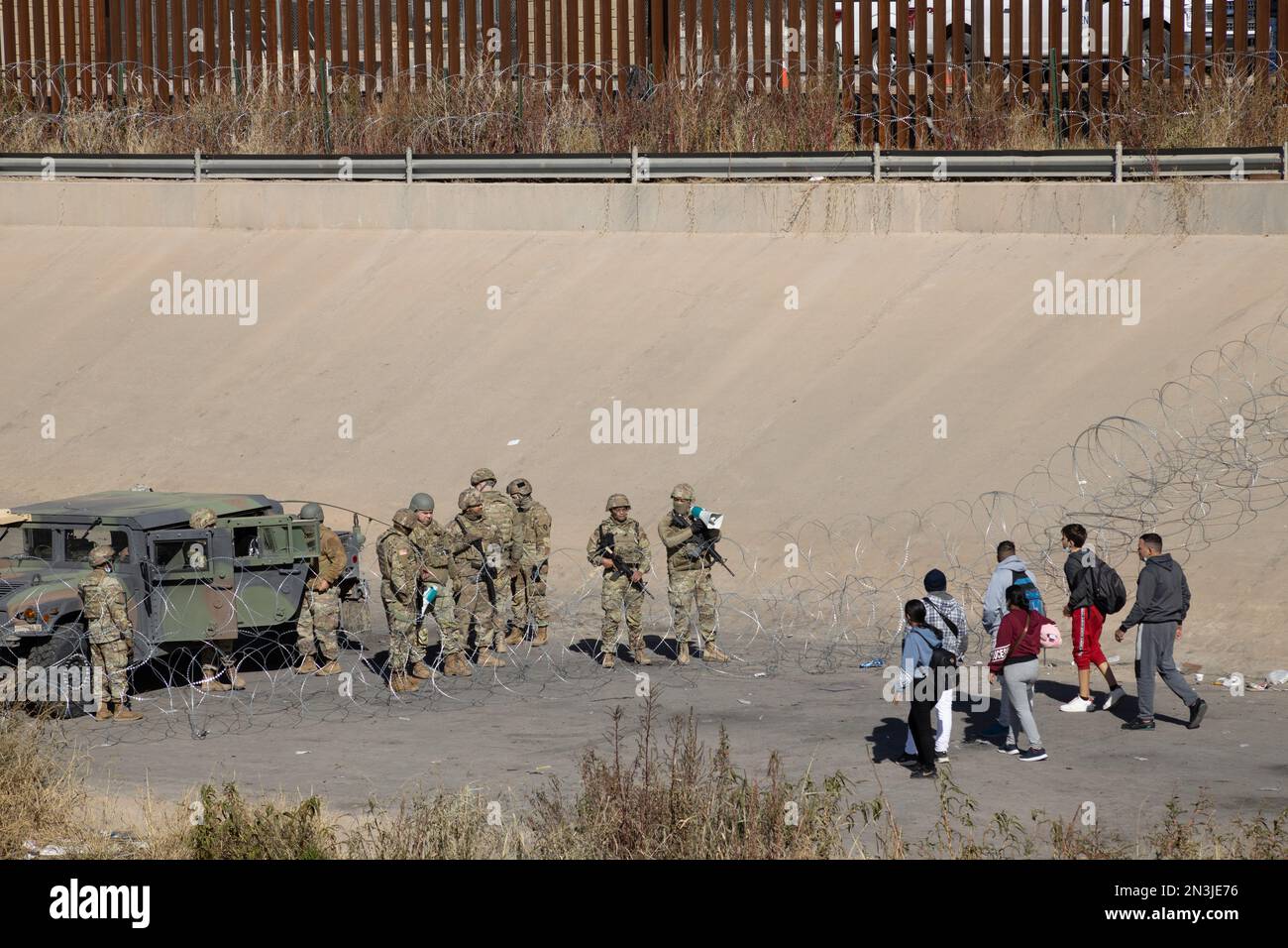 Migliaia di migranti provenienti dall'America Latina aspettano al confine meridionale degli Stati Uniti la fine del titolo 42, il governatore del Texas ha ordinato il Texas Na Foto Stock