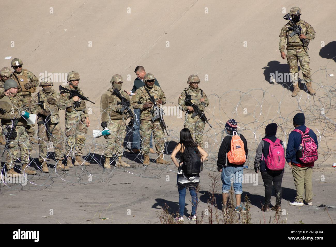 Migliaia di migranti provenienti dall'America Latina aspettano al confine meridionale degli Stati Uniti la fine del titolo 42, il governatore del Texas ha ordinato il Texas Na Foto Stock