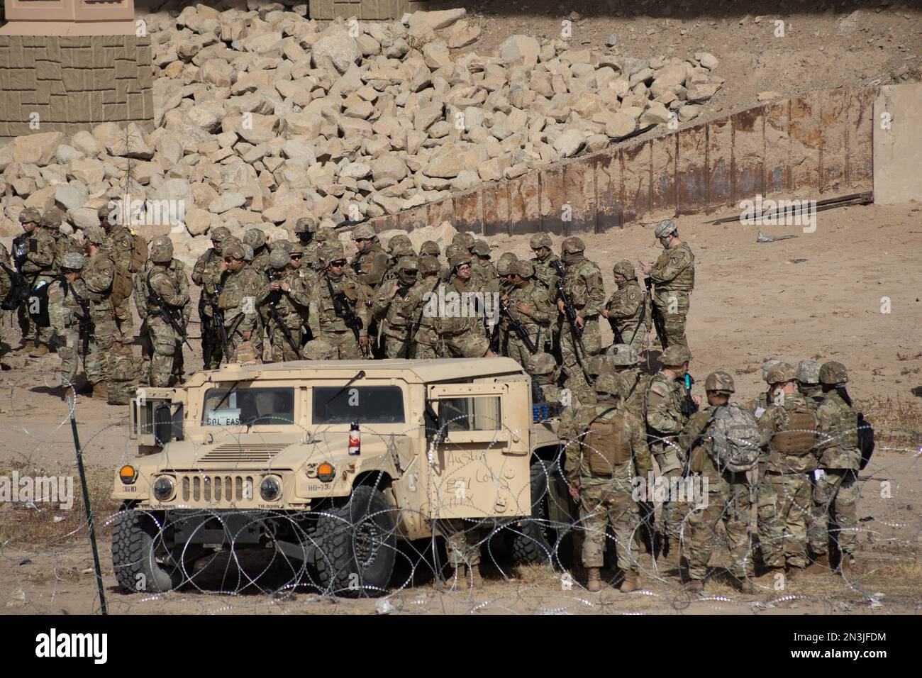 Migliaia di migranti provenienti dall'America Latina aspettano al confine meridionale degli Stati Uniti la fine del titolo 42, il governatore del Texas ha ordinato il Texas Na Foto Stock
