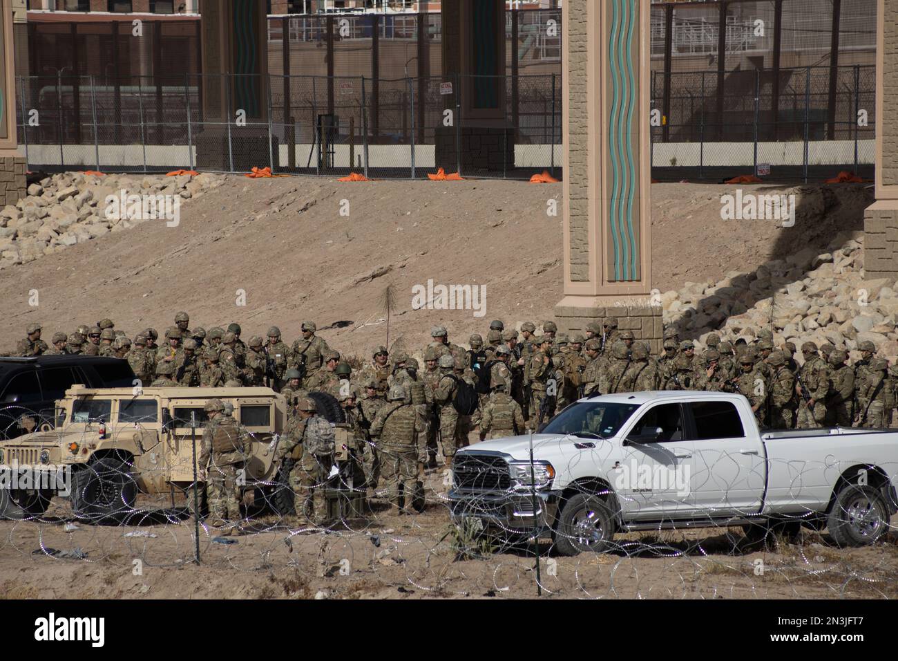 Migliaia di migranti provenienti dall'America Latina aspettano al confine meridionale degli Stati Uniti la fine del titolo 42, il governatore del Texas ha ordinato il Texas Na Foto Stock