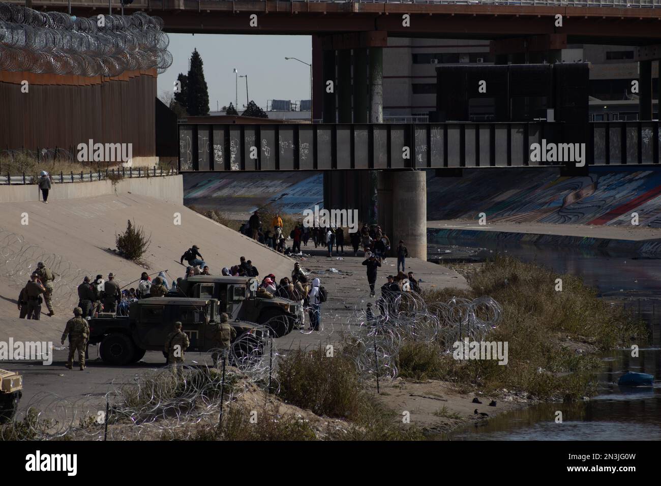 Migliaia di migranti provenienti dall'America Latina aspettano al confine meridionale degli Stati Uniti la fine del titolo 42, il governatore del Texas ha ordinato il Texas Na Foto Stock