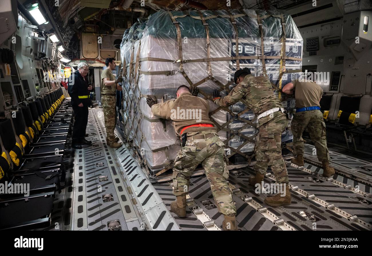 Dover, Stati Uniti. 07th Feb, 2023. Gli aerei dell'aeronautica degli Stati Uniti dello Squadron del porto aereo 436th caricano un pallet delle forniture di emergenza in un velivolo da carico C-17 Globemaster III alla base dell'aeronautica militare di dover, 7 febbraio 2023 a dover, Delaware. Gli Stati Uniti L'Agenzia per lo sviluppo internazionale sta mobilitando l'assistenza umanitaria di emergenza per rispondere alle massicce distruzioni che si sono provocate in seguito al terremoto del 7,8 in Turchia. Credito: SSgt. Marco Gomez/US Air Force Photo/Alamy Live News Foto Stock