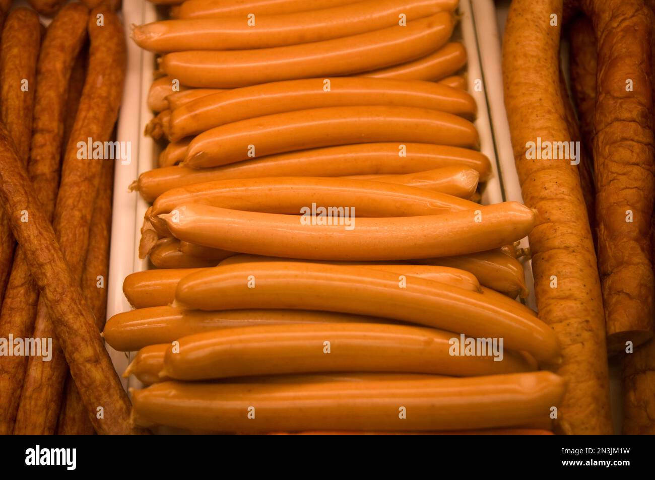 Carne da pranzo in mostra in un deli polacco a Staten Island, NY, USA; Staten Island, New York, Stati Uniti d'America Foto Stock