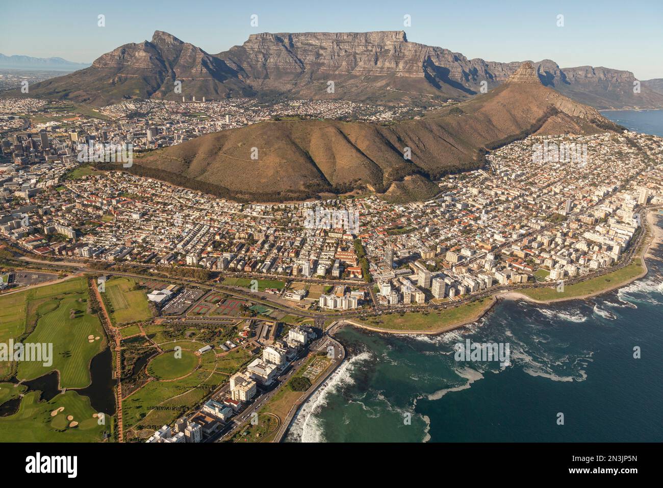 Cape Town una vista panoramica dall'alto che mostra Table Top Mountain nella sua totalità un paesaggio aereo 2 Foto Stock
