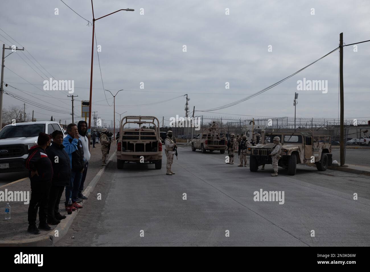 Juarez, Messico, 01-01-2023 : Guardia Nazionale e polizia federale la prigione di Ciudad Juárez dopo 30 detenuti fuggiti il primo giorno dell'anno Foto Stock
