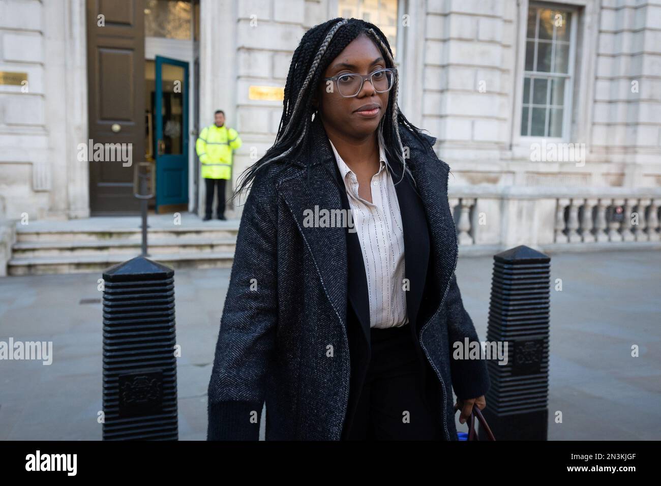 Londra, Regno Unito. 07th Feb, 2023. Kemi Badenoch visto fuori dal Gabinetto di Londra. Il primo ministro Rishi Sunak ha condotto un mini rimpasto del suo gabinetto, creando nuovi dipartimenti come il Dipartimento per le imprese, l'energia e la strategia economica e il Dipartimento per la Scienza, l'innovazione e la tecnologia. Credit: SOPA Images Limited/Alamy Live News Foto Stock