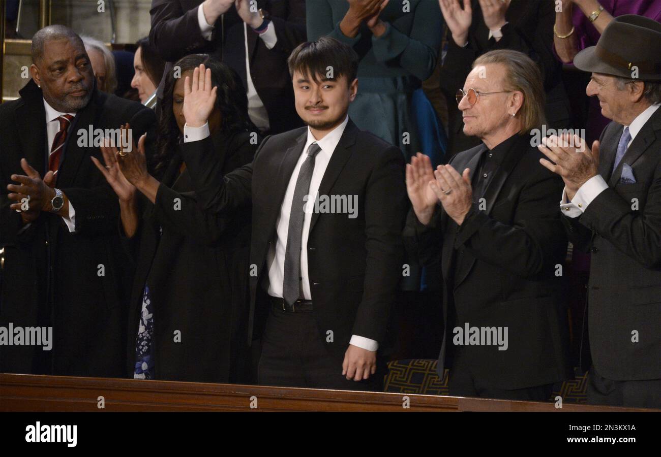 Washington, Stati Uniti. 07th Feb, 2023. (L-R) Rodney Wells, RowVaughn Wells, Bono e Paul Pelosi applaudono come Monterey Park, eroe di tiro Brandon Tray (C), dopo essere stato introdotto dal presidente Joe Biden durante il discorso dello Stato dell'Unione ad una sessione congiunta del Congresso negli Stati Uniti Campidoglio a Washington, DC Martedì, 7 febbraio 2023. Foto di Bonnie Cash/UPI Credit: UPI/Alamy Live News Foto Stock