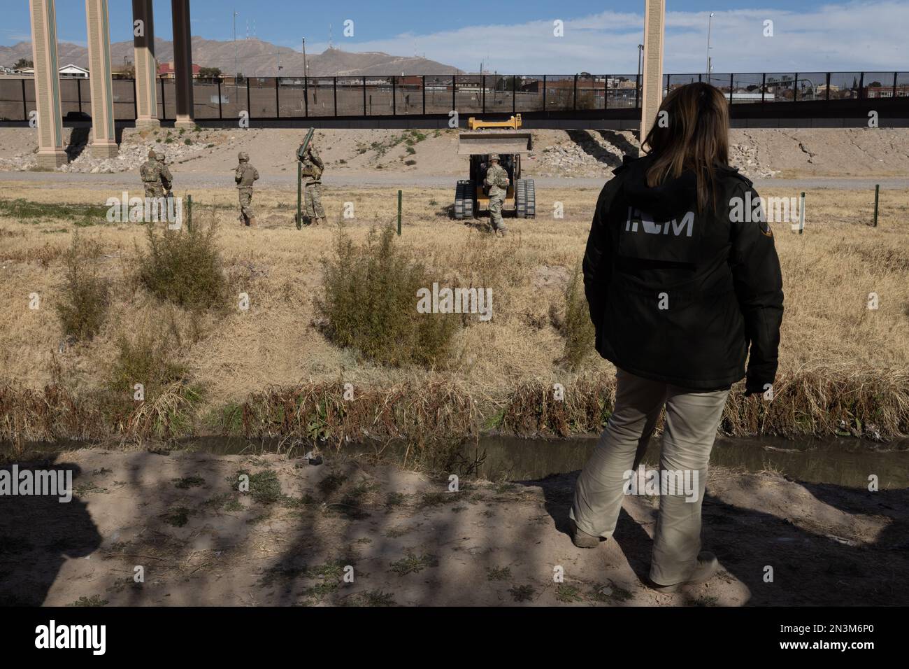 Juarez, Messico, 07-01-2023: Agenti dell'Istituto Nazionale delle Migrazioni sorvegliano il Rio Grande per scoraggiare i migranti dall'attraversare il confine int Foto Stock