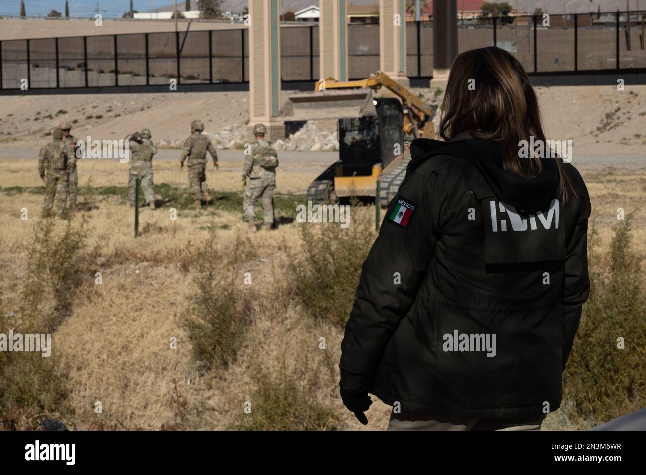 Juarez, Messico, 07-01-2023: Agenti dell'Istituto Nazionale delle Migrazioni sorvegliano il Rio Grande per scoraggiare i migranti dall'attraversare il confine int Foto Stock