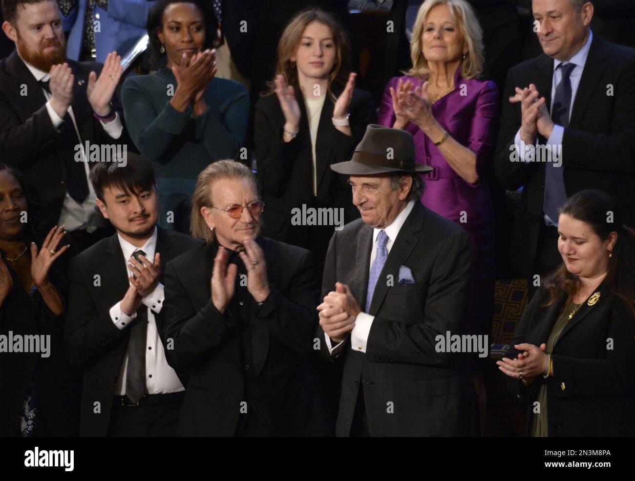 Washington, Stati Uniti. 07th Feb, 2023. Paul Pelosi, marito dell'ex Presidente Nancy Pelosi, (secondo a destra) riceve applausi da (L-R) RowVaughn Wells, Brandon Tsay, Bono, e dall'Ambasciatore Oksana Markarova dopo essere stato presentato dal Presidente Joe Biden durante il suo discorso sullo Stato dell'Unione ad una sessione congiunta del Congresso negli Stati Uniti Campidoglio a Washington, DC Martedì, 7 febbraio 2023. Foto di Bonnie Cash/UPI Credit: UPI/Alamy Live News Foto Stock