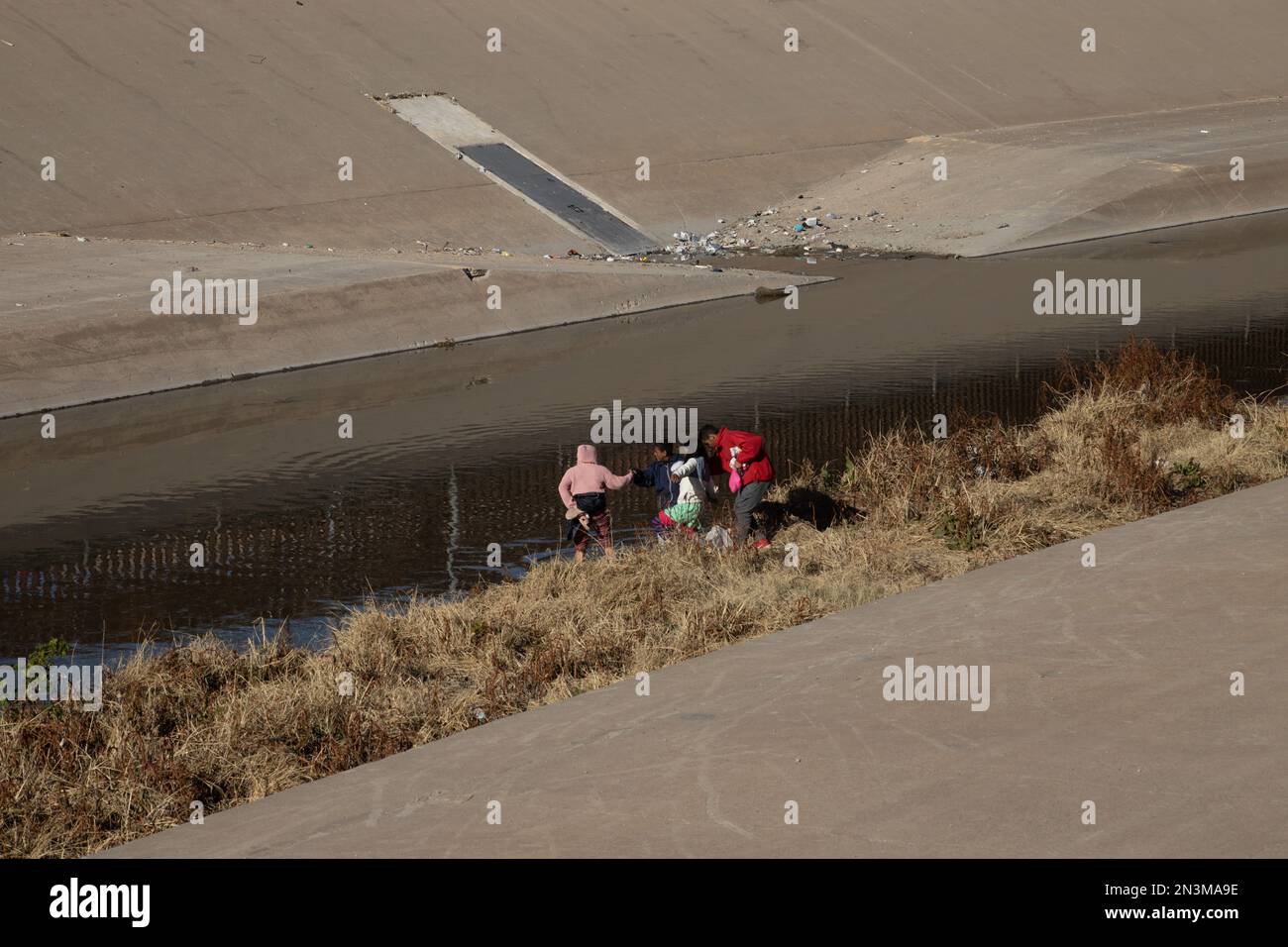 Juarez, Messico, 11-28-2022: I migranti provenienti dal Venezuela attraversano il Rio Grande per arrendersi alla pattuglia di frontiera con l'intenzione di chiedere asilo in Foto Stock