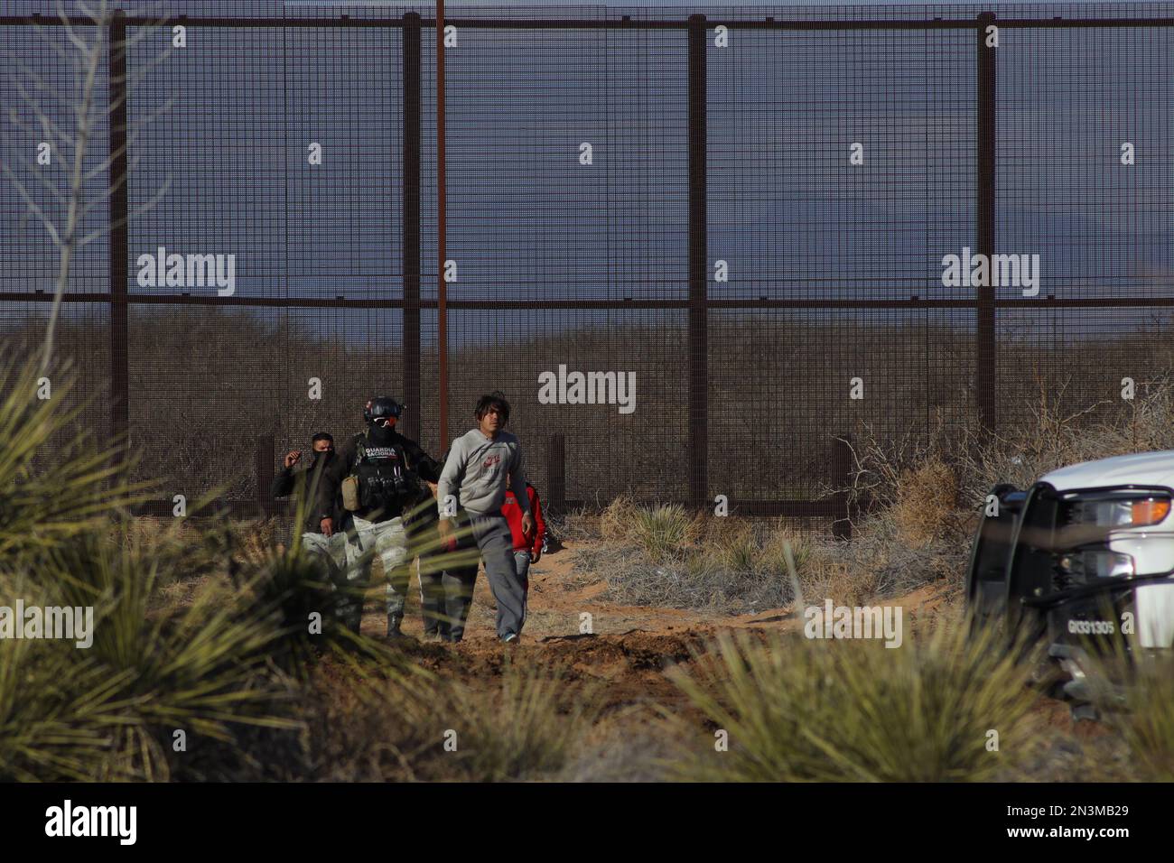 Juarez, Messico, 07-01-2023: La Guardia Nazionale arresta i giovani in un'operazione che stava cercando di tagliare il muro che divide il Messico dagli Stati Uniti Foto Stock Juarez, Messico, 07-01-2023: La Guardia Nazionale arresta i giovani in un'operazione che stava cercando di tagliare il muro che divide il Messico dagli Stati Uniti Foto Stock