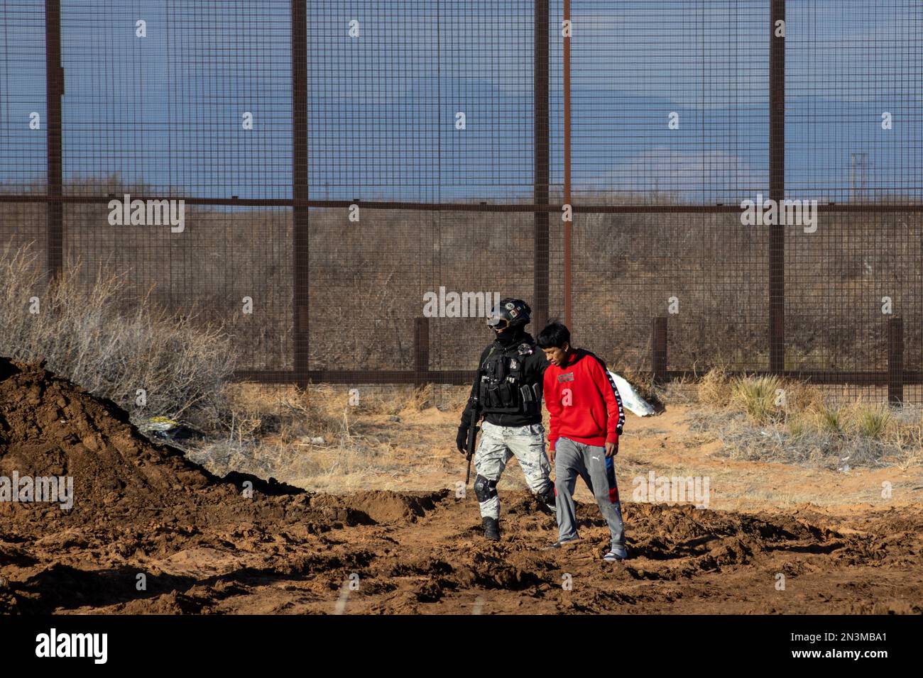 Juarez, Messico, 07-01-2023: La Guardia Nazionale arresta i giovani in un'operazione che stava cercando di tagliare il muro che divide il Messico dagli Stati Uniti Foto Stock Juarez, Messico, 07-01-2023: La Guardia Nazionale arresta i giovani in un'operazione che stava cercando di tagliare il muro che divide il Messico dagli Stati Uniti Foto Stock