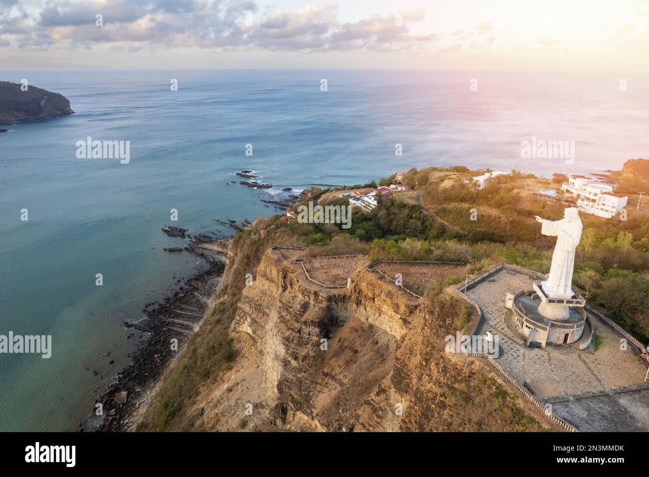Gesù cristo monumento sulla roccia a San Juan del sur vista aerea drone Foto Stock