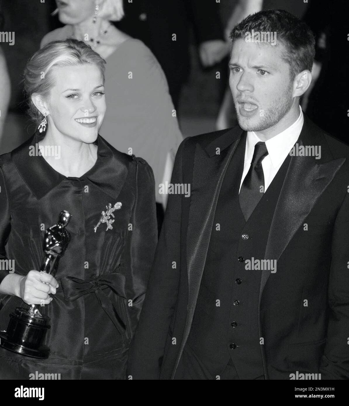 Reese Witherspoon e Ryan Phillippe partecipano al Vanity Fair Oscar Party a Mortons a West Hollywood, California, il 5 marzo 2006. Photo Credit: Henry McGee/MediaPunch Foto Stock