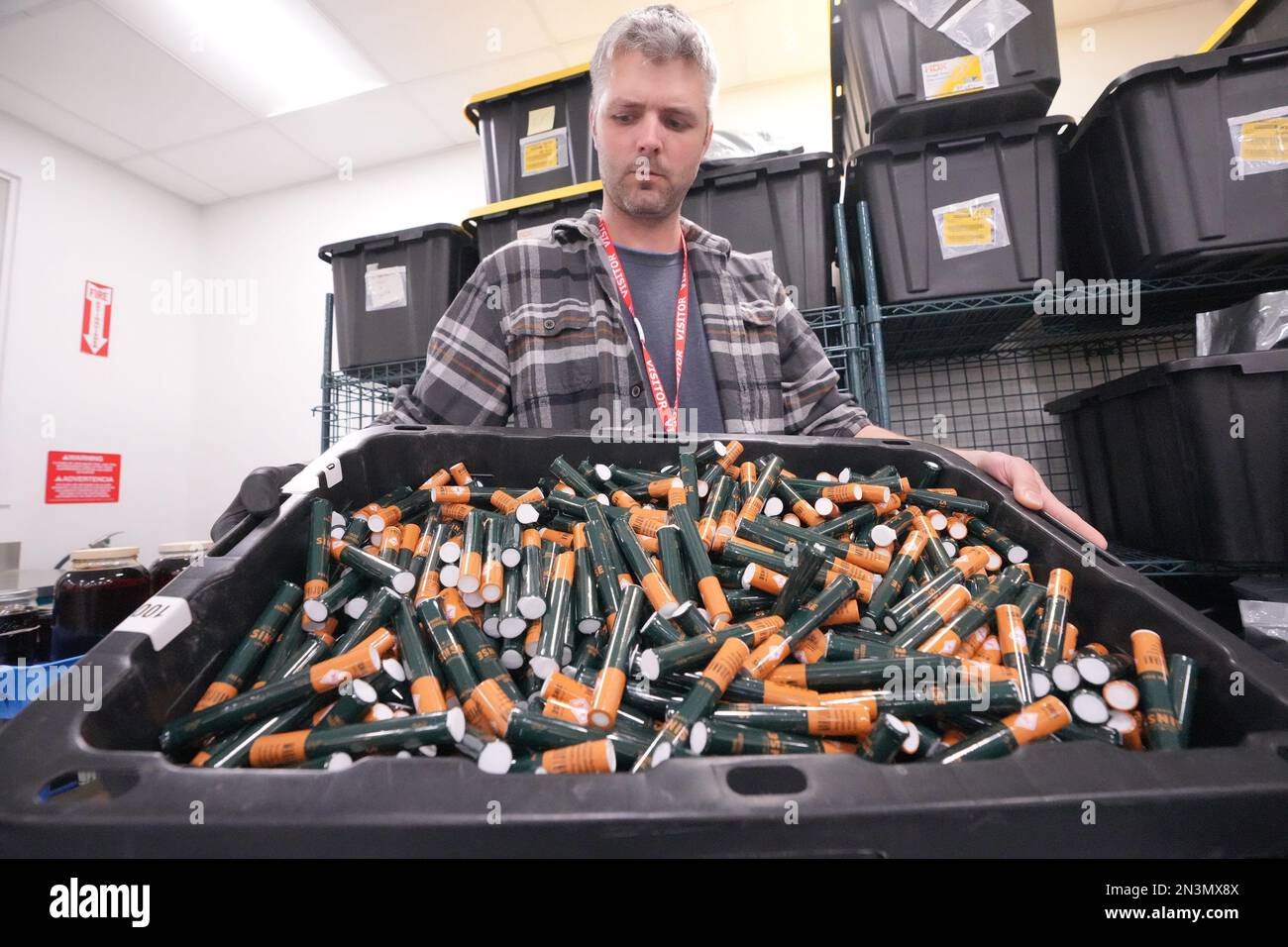 Earth City, Stati Uniti. 07th Feb, 2023. Justin Sheffield, orticoltore, ha una grande vasca di sigarette di marijuana nel loro imballaggio presso la Beleaf Medical Growing Facility di Earth City, Missouri, martedì 7 febbraio 2023. Il Missouri ha leagalizzato le vendite di cannabis ricreativa il 3 febbraio 2023 e durante i tre giorni del fine settimana, i negozi di cannabis del Missouri hanno venduto $12,7 milioni di dollari in vendite, di cui $4,2 milioni di dollari erano marijuana medica e $8,5 milioni di dollari alle vendite ricreative. Foto di Bill Greenblatt/UPI Credit: UPI/Alamy Live News Foto Stock