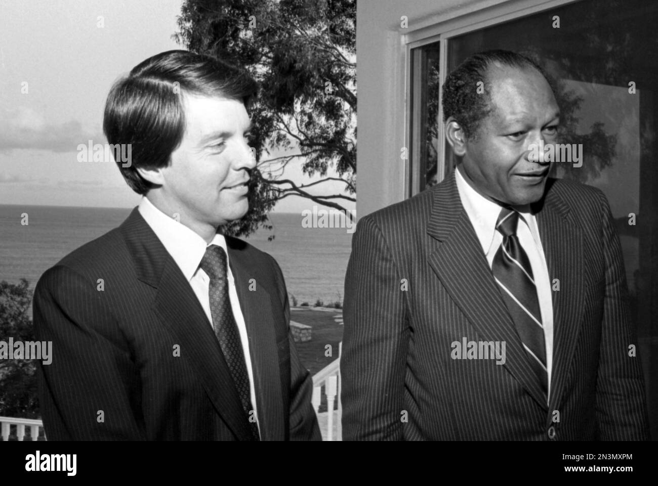 Mike è in prima battuta con il sindaco Tom Bradley alla festa per la First Lady Israel, Fira Navon, ospitata da Jerry e Jane Weintraub nella loro residenza a Malibu, California, il 18 maggio 1981. Credit: Ralph Dominguez/MediaPunch Foto Stock