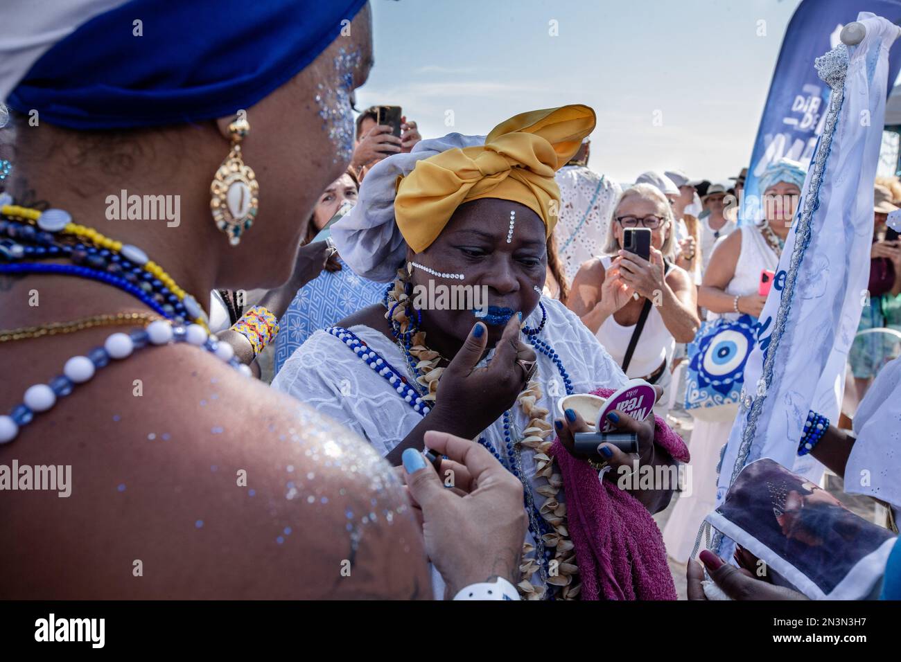 Rio de Janeiro, Brasile. 2nd Feb, 2023. Un devoto regola il suo trucco prima della celebrazione. In un evento che è stato modellato dopo le celebrazioni sul Rio Vermelho a Salvador, Bahia, Carioca ha onorato IemanjÃ, la dea dell'Africa occidentale del mare. Il festival ha lodato la divinità più conosciuta del Brasile con musica e balli jongo, afoxé, samba e maracatu, unendo tradizioni centenarie di entrambe le comunità, Umbanda e Candomblé. L'evento si è tenuto ad Arpoador, Rio de Janeiro, per la prima volta, idealizzato dal musicista Marcos AndrÃ (Credit Image: © Giordano Brumas/SOPA Images via ZUMA P. Foto Stock