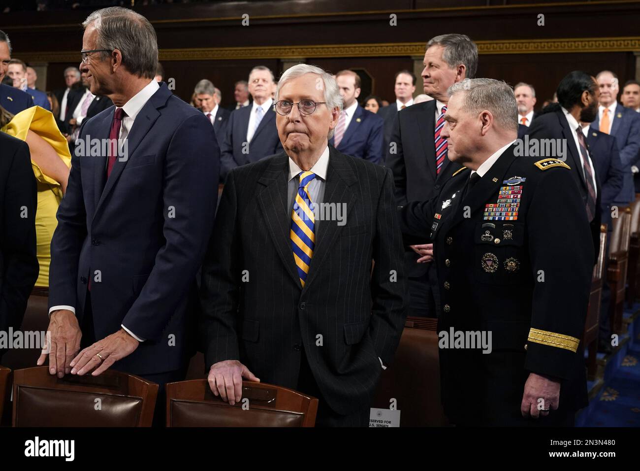 Washington, Stati Uniti. 07th Feb, 2023. Il leader della minoranza del Senato Mitch McConnell di Ky., arriva con il Presidente dei Capi di Stato maggiore del Gen. Mark Milley, a destra, prima che il Presidente Joe Biden consegnasse il discorso dello Stato dell'Unione a una sessione congiunta del Congresso al Campidoglio martedì 7 febbraio 2023, a Washington, DC. Foto piscina di Jacquelyn Martin/UPI Credit: UPI/Alamy Live News Foto Stock