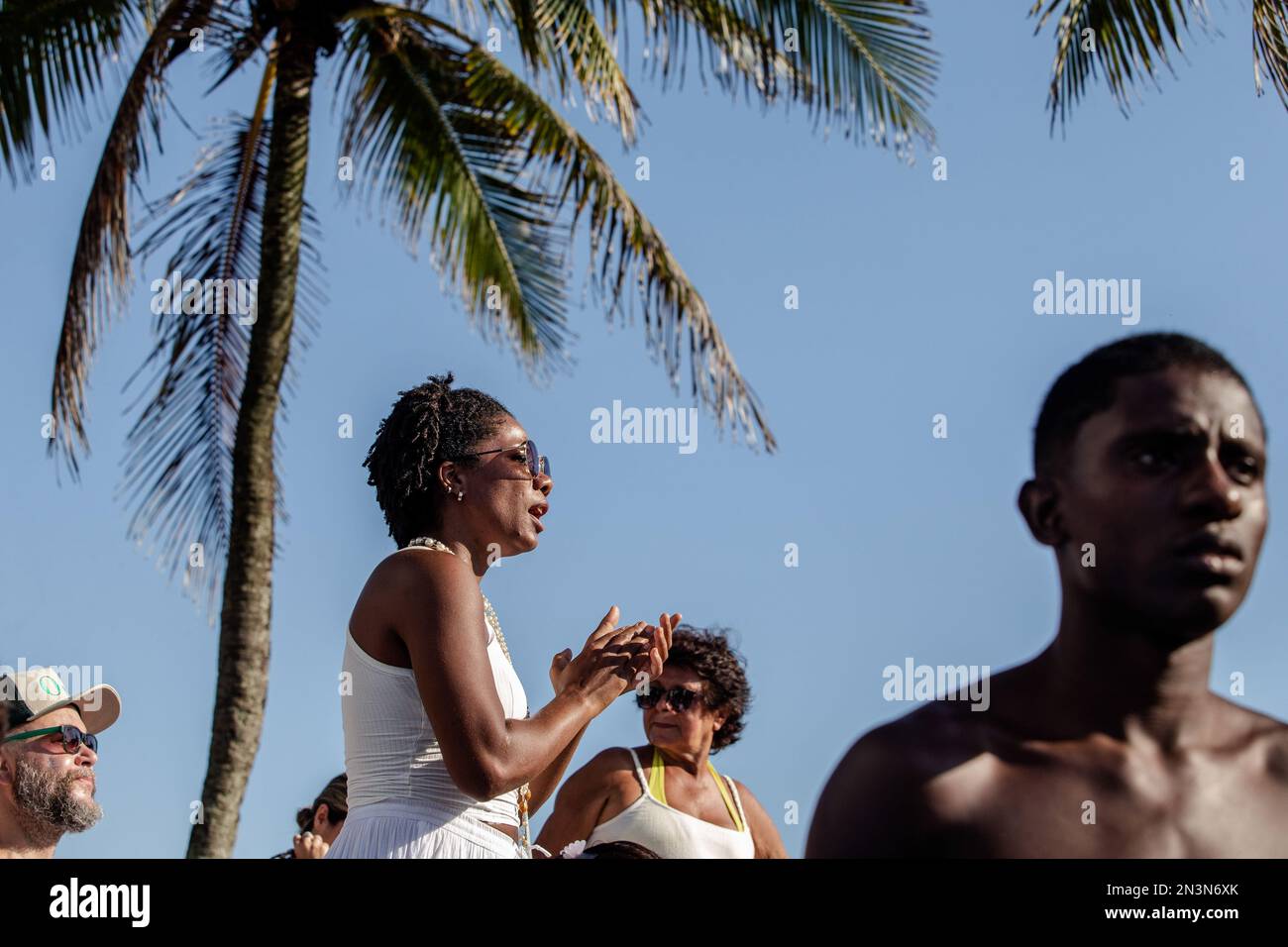 Rio de Janeiro, Brasile. 2nd Feb, 2023. Gli spettatori guardano la festa. In un evento che è stato modellato dopo le celebrazioni sul Rio Vermelho a Salvador, Bahia, Carioca ha onorato IemanjÃ, la dea dell'Africa occidentale del mare. Il festival ha lodato la divinità più conosciuta del Brasile con musica e balli jongo, afoxé, samba e maracatu, unendo tradizioni centenarie di entrambe le comunità, Umbanda e Candomblé. L'evento si è tenuto ad Arpoador, Rio de Janeiro, per la prima volta, idealizzato dal musicista Marcos AndrÃ (Credit Image: © Giordano Brumas/SOPA Images via ZUMA Press Wire) EDITORIALE Foto Stock