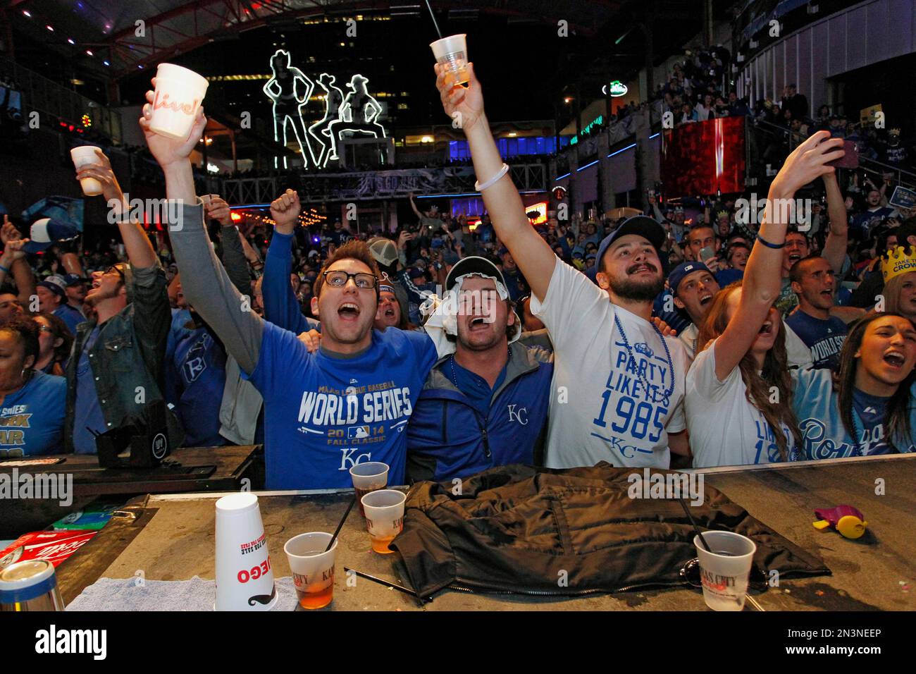 Kansas City Royals fans celebrate as they watch Game 7 of the World Series in the Power and Light entertainment district in Kansas City, Mo., Wednesday, Oct. 29, 2014. (AP Photo/Colin E. Braley) Foto Stock