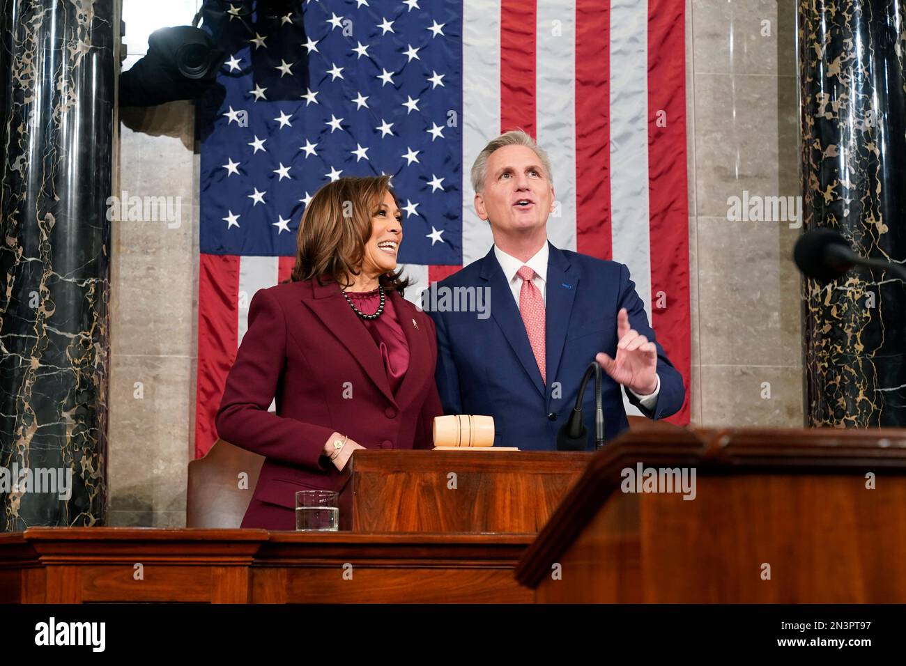 Il Vice Presidente Kamala Harris e il Presidente della Camera Kevin McCarthy del Calif., intervengono prima che il Presidente Joe Biden consegna il discorso dello Stato dell'Unione ad una sessione congiunta del Congresso al Campidoglio, martedì 7 febbraio 2023, a Washington.Credit: Jacqueline Martin/Pool via CNP /MediaPunch Foto Stock