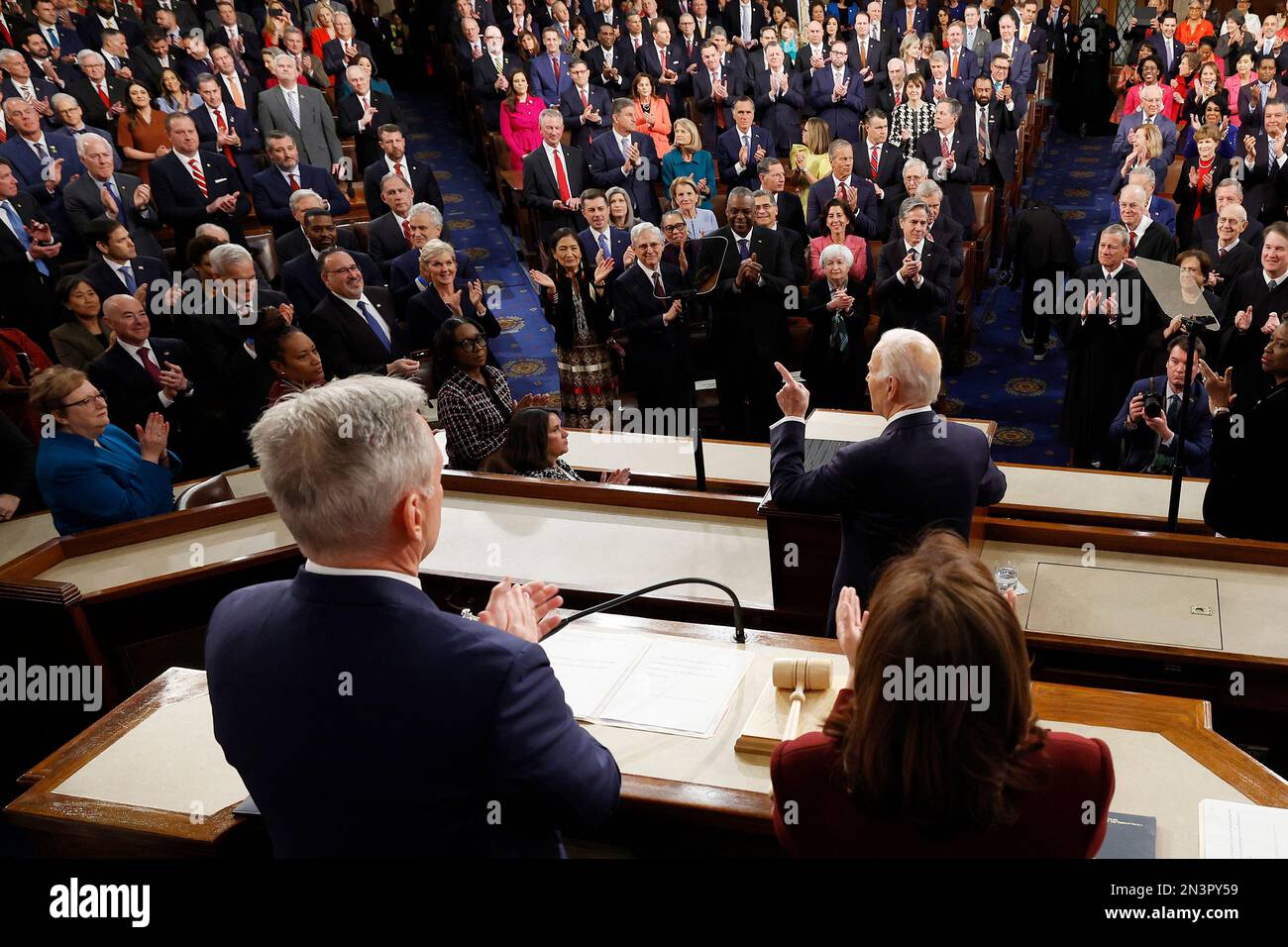 Washington, DC, Stati Uniti. 07th Feb, 2023. STATI UNITI Il presidente Joe Biden consegna il suo discorso sullo stato dell'Unione durante una riunione congiunta del Congresso nella Camera degli Stati Uniti Capitol il 07 febbraio 2023 a Washington, DC. Il discorso segna il primo discorso di Biden alla nuova Camera controllata dai Repubblicani. Credit: Kevin Dietsch/Pool via CNP/Media Punch/Alamy Live News Foto Stock