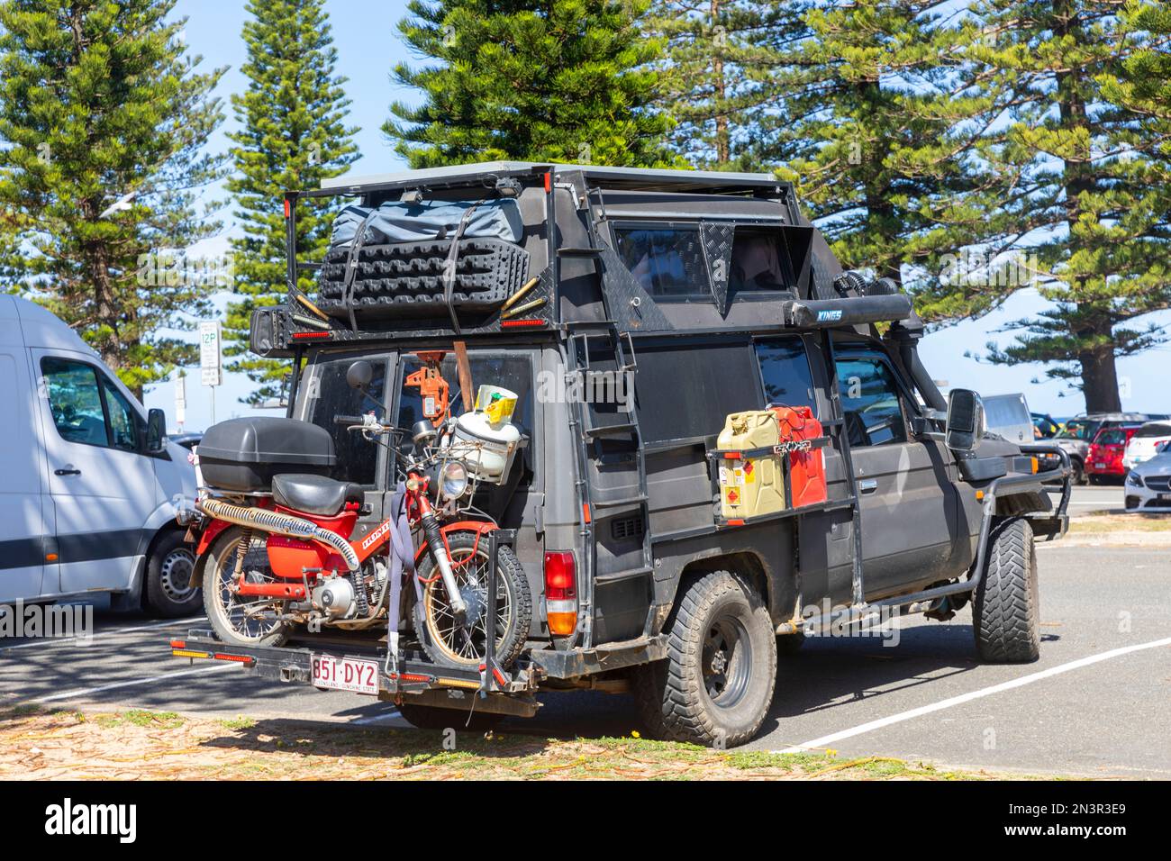 Toyota Troopcarrier landcruiser impostato per il tour overload in tutta l'Australia con postie moto scooter e attrezzatura da campeggio, Sydney, Australia Foto Stock