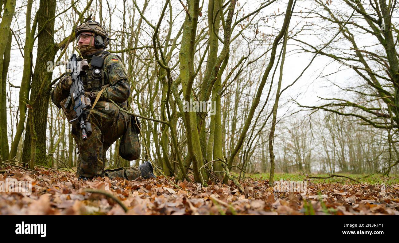 Gardelegen, Germania. 24th Jan, 2023. Un soldato della Bundeswehr attende con il fucile d'assalto G36 A2 durante un esercizio sul campo presso il centro di addestramento al combattimento. Credit: Philip Schulze/dpa/Alamy Live News Foto Stock