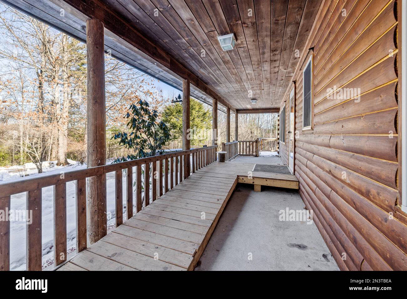 La veranda di una piccola casa in legno Foto Stock