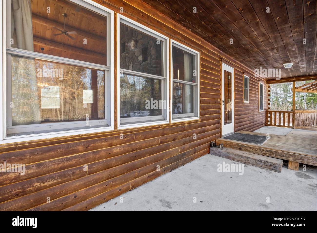 La veranda di una piccola casa in legno Foto Stock