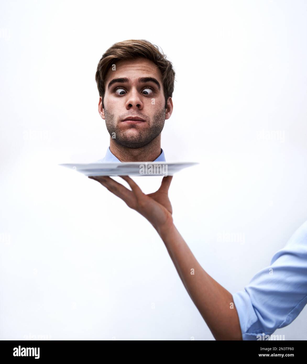 La sua testa era 1st sul blocco di taglio - retincrechment. Una testa di uomini d'affari che viene servita su un piatto. Foto Stock