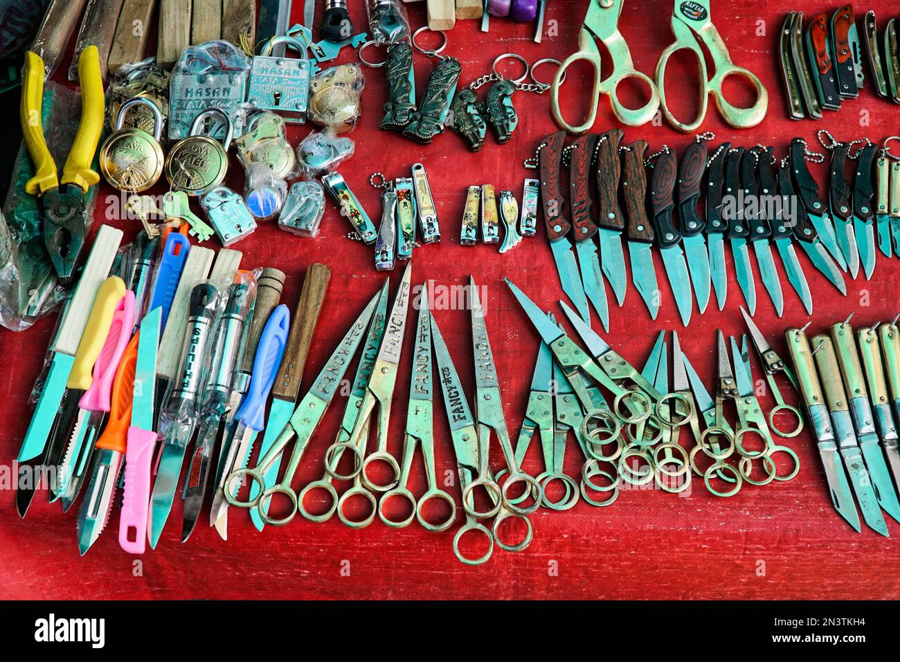 Coltelli, forbici, vendita di strada, città vecchia, Jaipur, Rajasthan, India Foto Stock