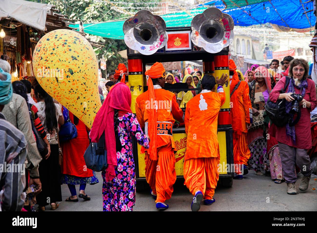 Processione di strada, banda, città vecchia, Jaipur, Rajasthan, India Foto Stock
