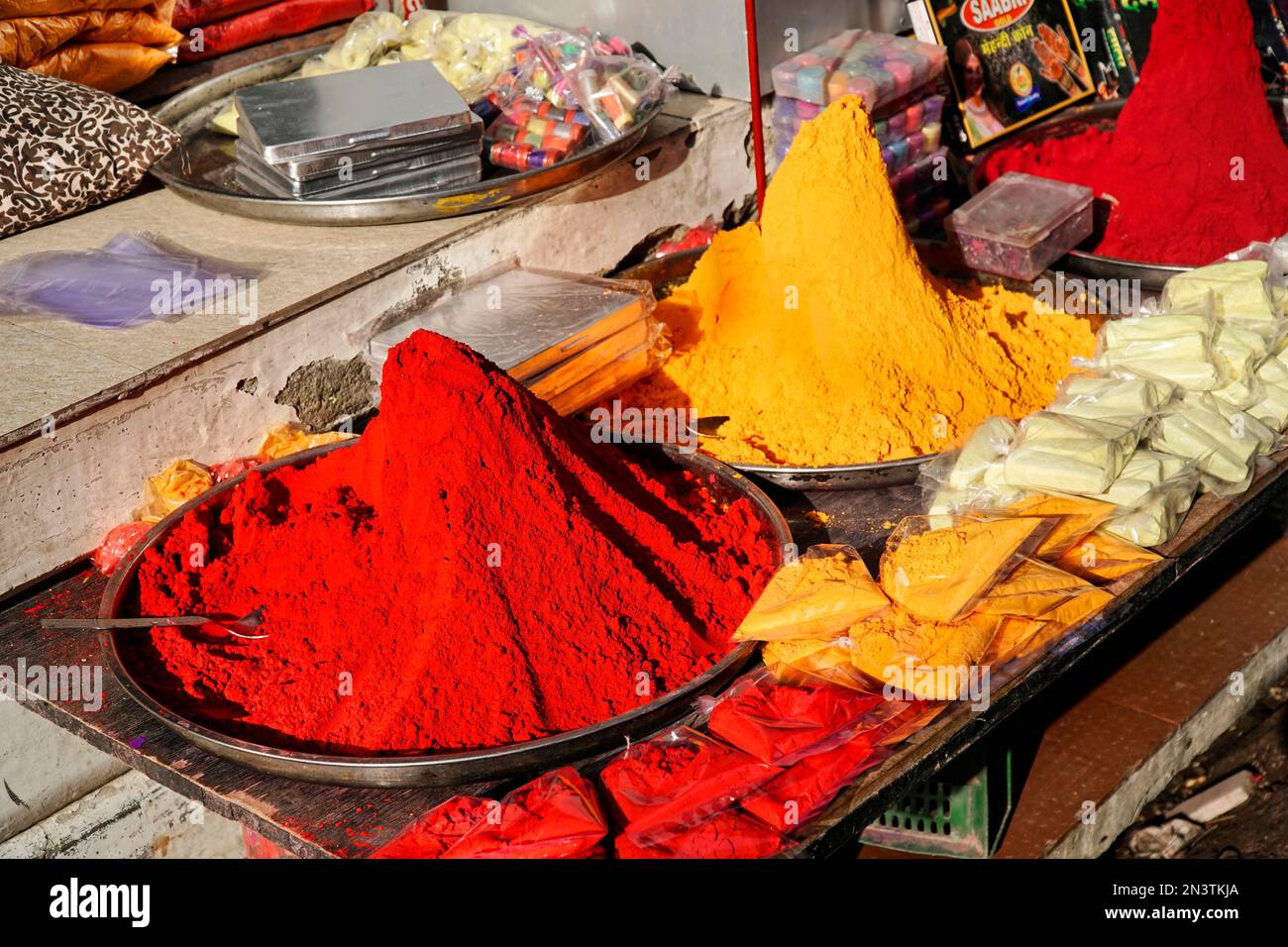 Vernici in polvere colorate per la vendita per il festival Holi, Pushkar cammello mercato, Rajasthan, India Foto Stock