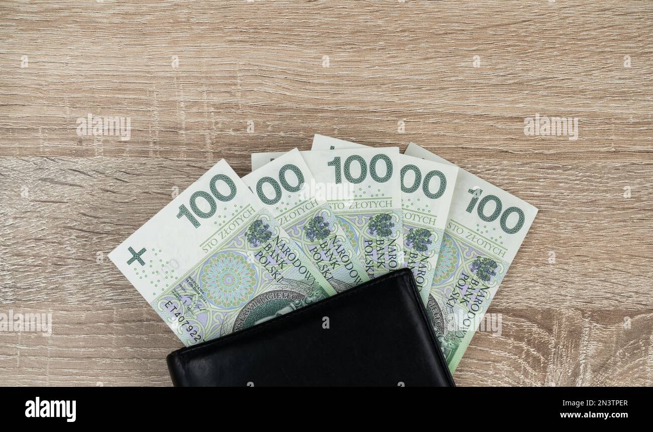 100 banconote zloty polacche. PLN zł o złoty, valuta ufficiale della Polonia. Cento banconote złotych, banconote in portafoglio. Giacitura piatta con spazio di copia. Foto Stock