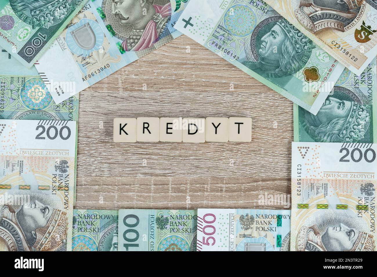 Kredyt in lingua polacca significa prestito, ipoteca. Złoty denaro, PLN zloty banconote a forma di casa. Acquistare una casa, un appartamento o un appartamento in Polonia. Foto Stock