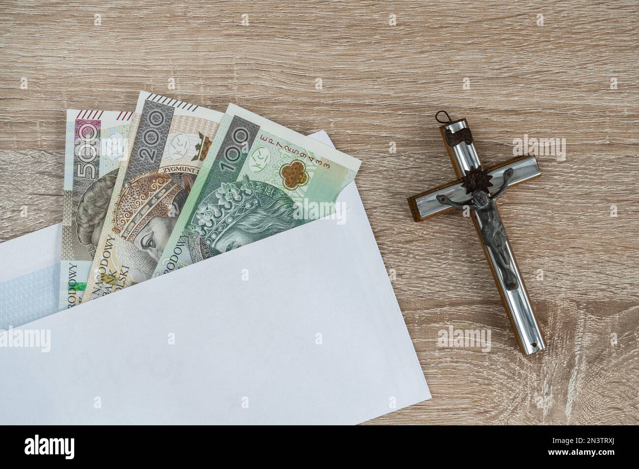 Visita Pastorale o Kolęda, tradizione cattolica dopo Natale in Polonia. Croce e busta con denaro polacco per sacerdote. Koleda donazione per la chiesa. Foto Stock