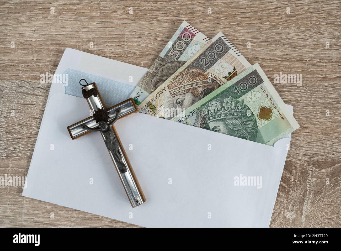 Visita Pastorale o Kolęda, tradizione cattolica dopo Natale in Polonia. Croce e busta con denaro polacco per sacerdote. Koleda donazione per la chiesa. Foto Stock