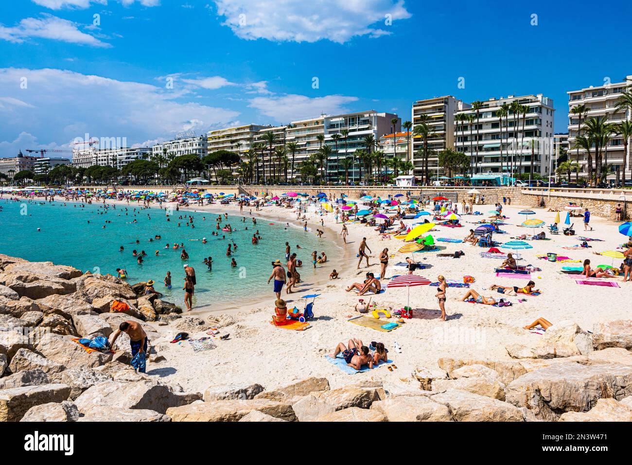 Spiaggia pubblica su Boulevard de la Croisette, Cannes, Provenza-Alpi-Costa Azzurra, sud della Francia Foto Stock
