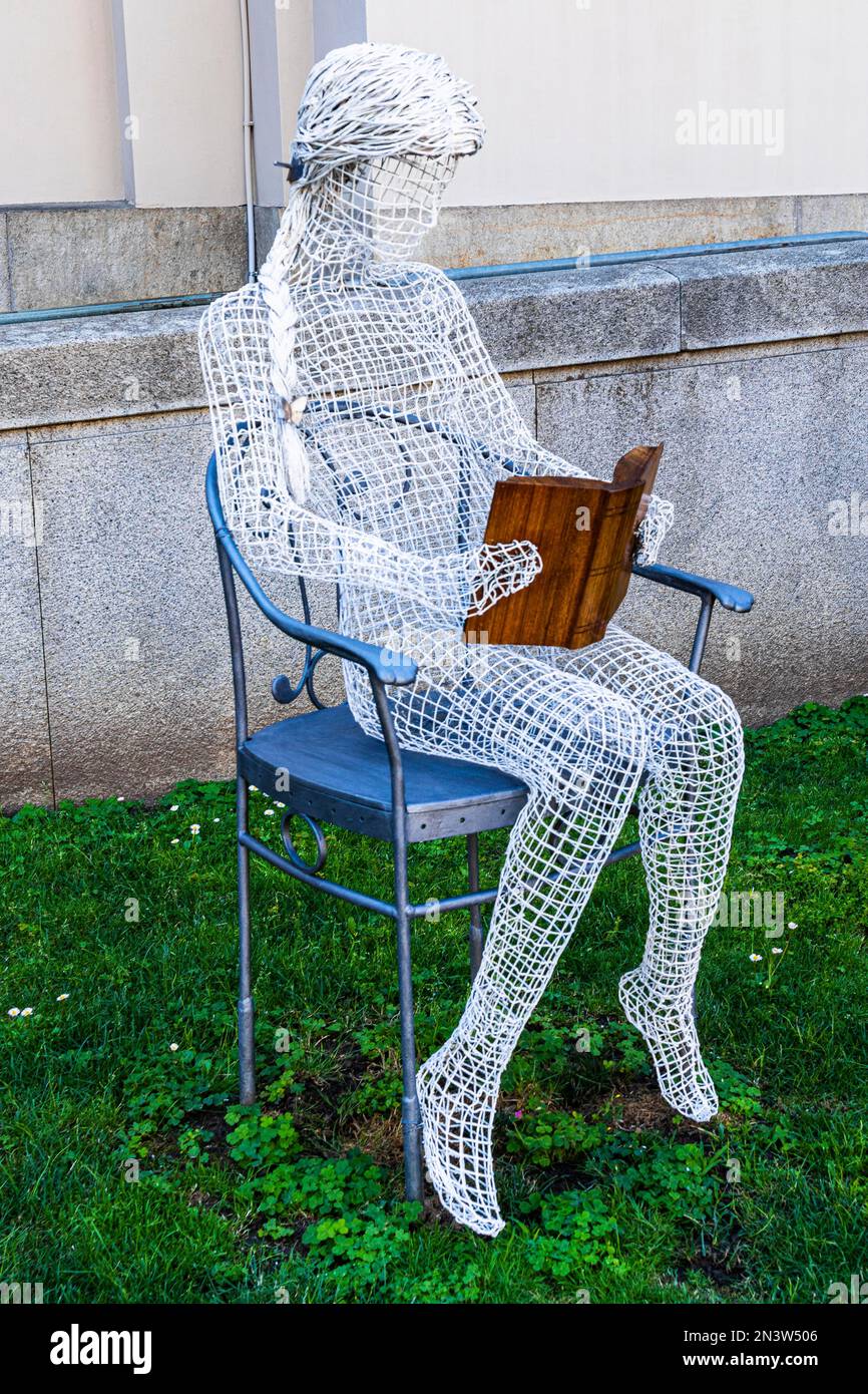 Figura a rete metallica, donna da lettura di fronte alla Biblioteca Nazionale, Piazza Carlo Alberto, Torino, Piemonte, Italia Foto Stock