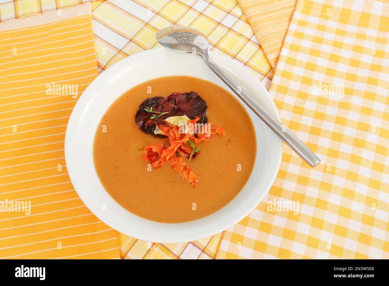 Cucina sveva, zuppa di pane con patatine, ciotole per zuppe, cucchiaio, Germania Foto Stock