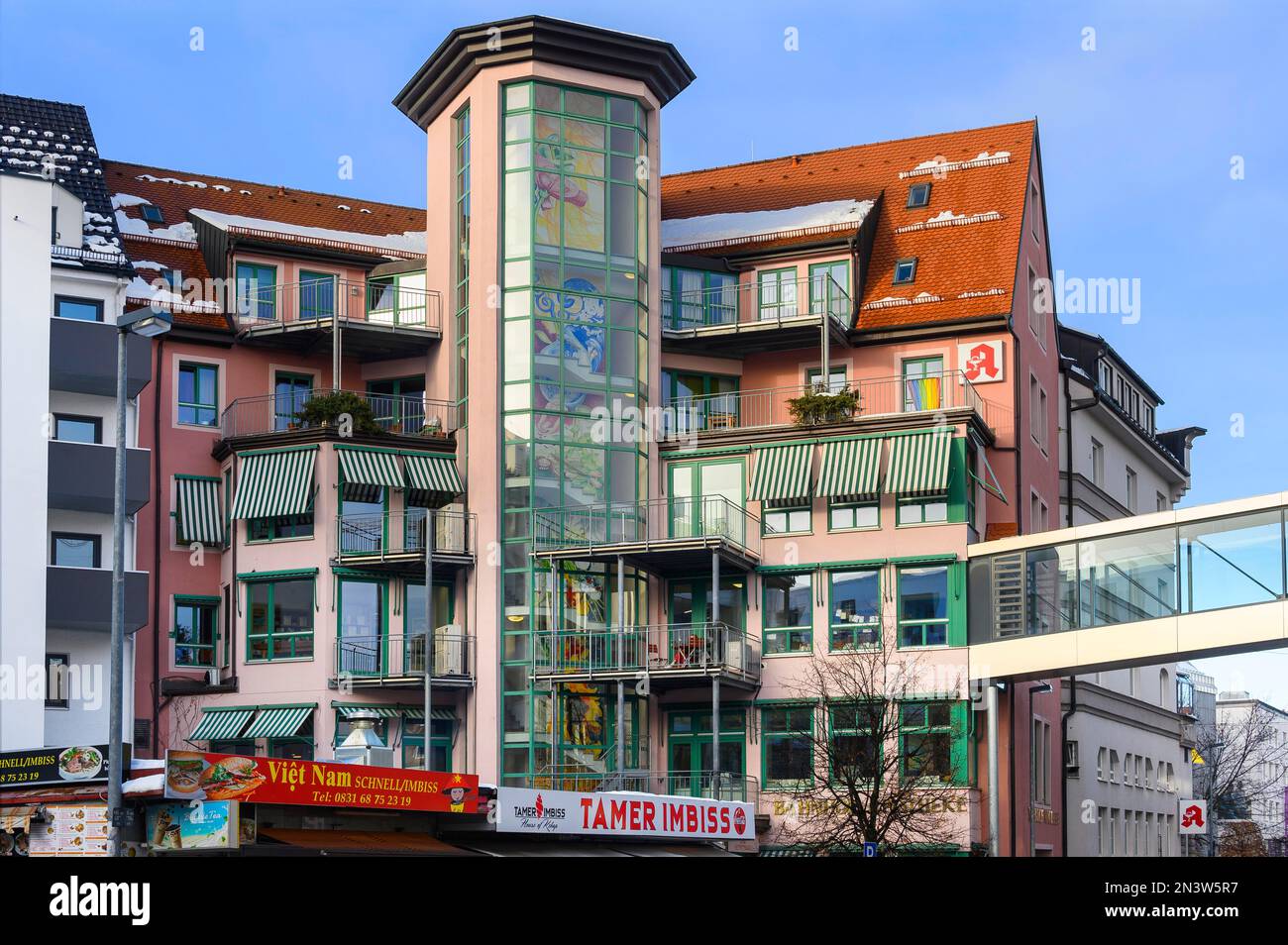 Architettura insolita con balconi e torri e bancarelle di snack, Kempten, Allgaeu, Baviera, Germania Foto Stock