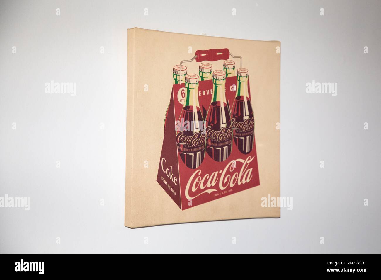 Bordeaux , Aquitaine France - 06 02 2023 : Coca Cola bottiglia pubblicità tela con logo segno e testo di marca vintage bottiglia noi americano carbonati Foto Stock