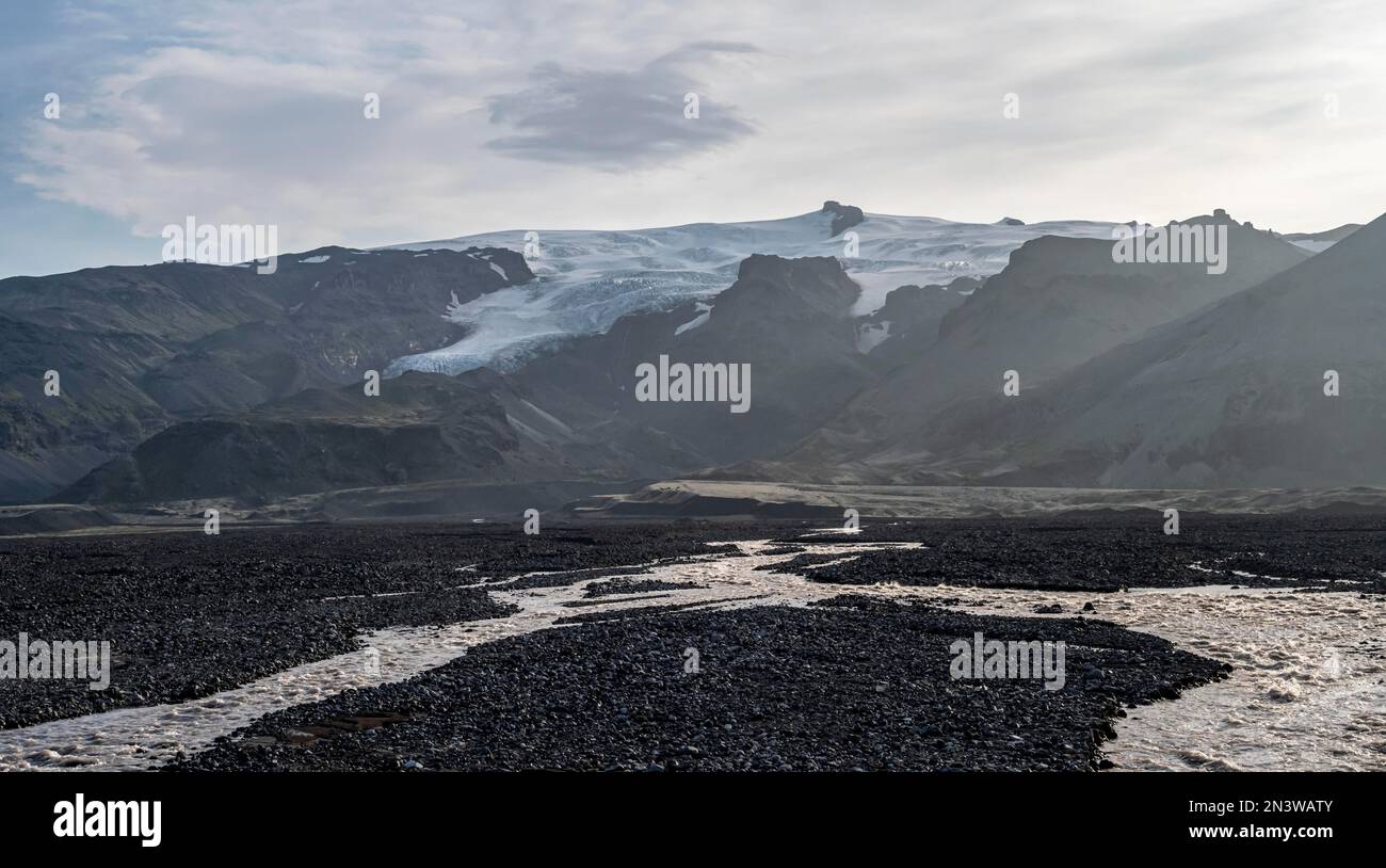 Fiume di fronte al ghiacciaio di Vatnajoekull, al Parco Nazionale di Vatnajoekull, a Bilastaeoi, nell'Austurland, in Islanda Foto Stock