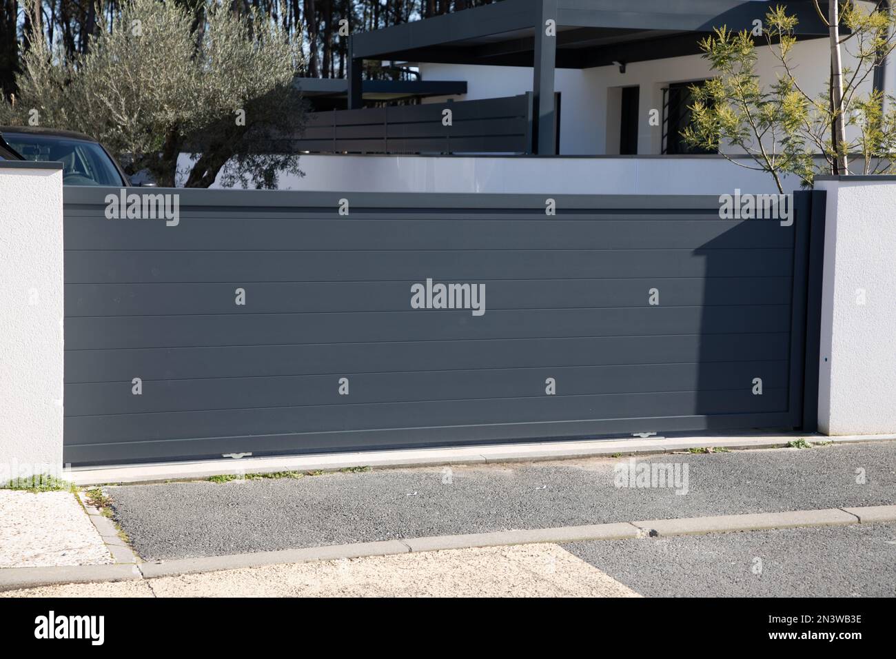 porta scorrevole moderno design grigio portale in alluminio casa porta scura della periferia casa città Foto Stock